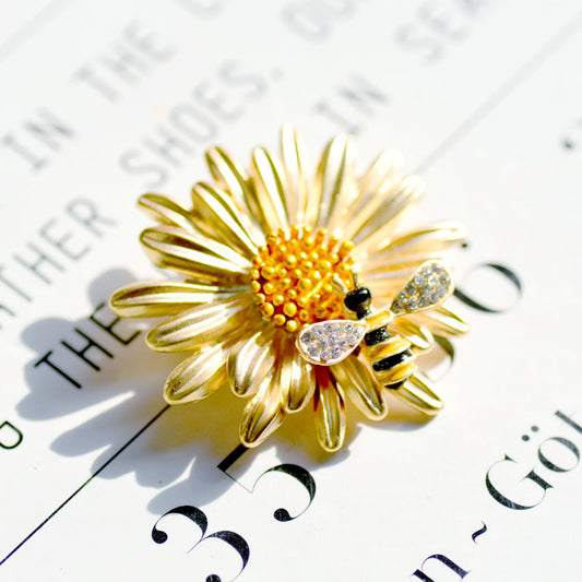 Gold Daisy Flower Bee Brooch for Women | Elegant Floral Statement Brooch – The Mirage Fashion