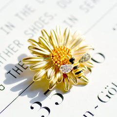 Gold Daisy Flower Bee Brooch for Women | Elegant Floral Statement Brooch – The Mirage Fashion