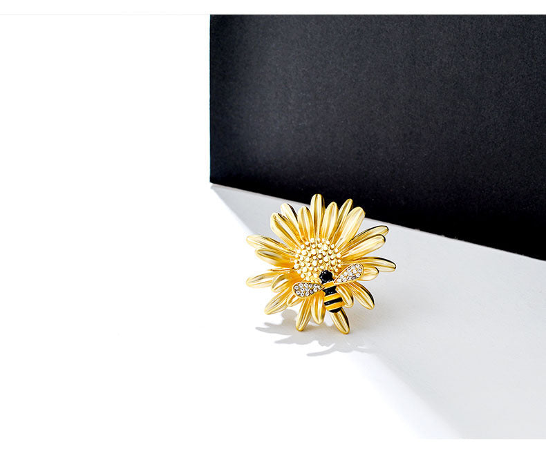 Gold Daisy Flower Bee Brooch for Women | Elegant Floral Statement Brooch – The Mirage Fashion