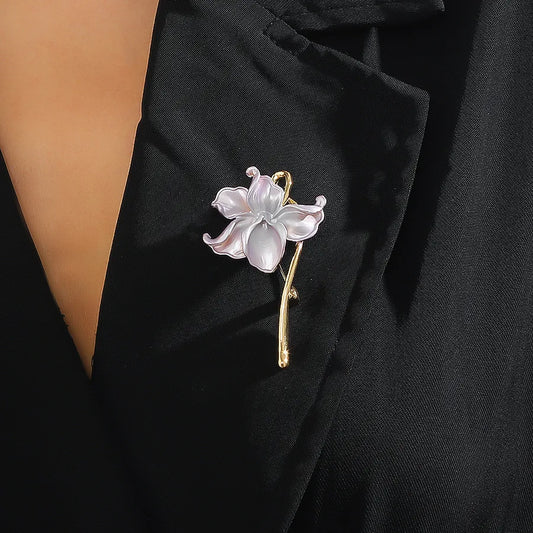 Elegant White Lotus Flower Brooch – Gold Tone Floral Lapel Pin for Women