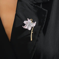 Elegant White Lotus Flower Brooch – Gold Tone Floral Lapel Pin for Women
