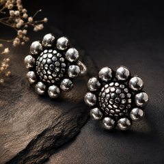 Oxidized silver floral toe rings for women with detailed round design