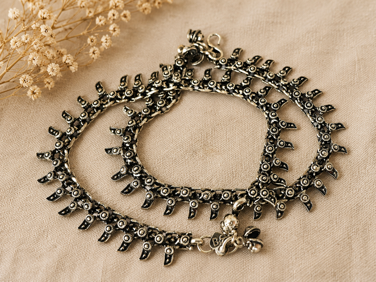 The Mirage Fashion Antique Silver Tribal Charm Anklet – Oxidized Boho Statement Payal for Women