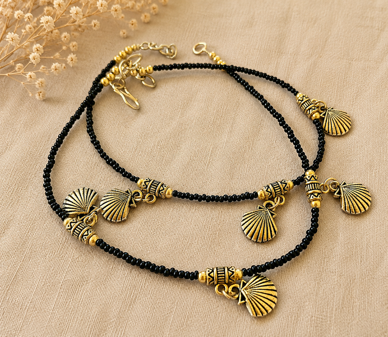The Mirage Fashion Black Beaded Seashell Charm Anklet – Dual Layer Gold-Tone Boho Beach Payal for Women