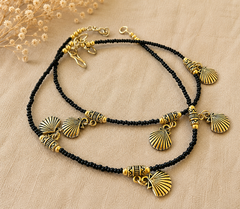 The Mirage Fashion Black Beaded Seashell Charm Anklet – Dual Layer Gold-Tone Boho Beach Payal for Women